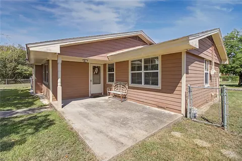Exterior - 307 E Barton St, Calvert, TX 77837 photo 6 of 6