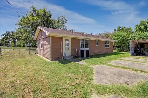 Exterior - 307 E Barton St, Calvert, TX 77837 photo 2 of 6