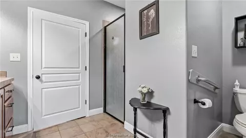 Bath - 135 Apache Dr, Franklin, TX 77856 photo 1 of 2