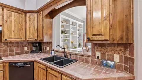 Kitchen - 135 Apache Dr, Franklin, TX 77856 photo 5 of 6