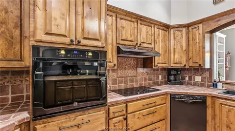 Kitchen - 135 Apache Dr, Franklin, TX 77856 photo 4 of 6