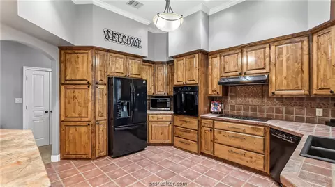 Kitchen - 135 Apache Dr, Franklin, TX 77856 photo 2 of 6
