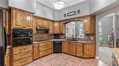 Kitchen - 135 Apache Dr, Franklin, TX 77856 photo 3 of 6