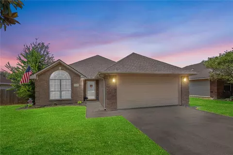 115 Lonesome Dove Dr, Navasota, TX 77868
