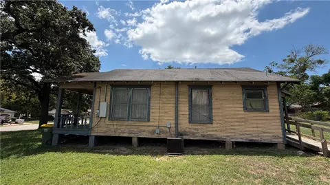 Exterior - 207 E Davis St, Hearne, TX 77859 photo 5 of 6