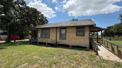 Exterior - 207 E Davis St, Hearne, TX 77859 photo 4 of 6