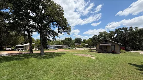 Exterior - 207 E Davis St, Hearne, TX 77859 photo 3 of 6