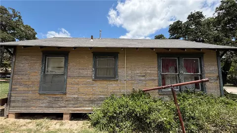 Exterior - 207 E Davis St, Hearne, TX 77859 photo 1 of 6
