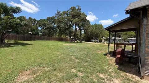 Exterior - 207 E Davis St, Hearne, TX 77859 photo 2 of 6