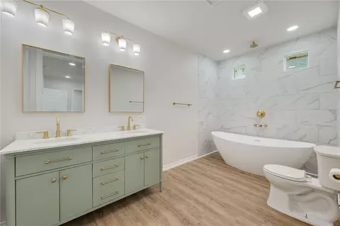 Bath - 2100 Cavitt Ave, Bryan, TX 77801 photo 3 of 3