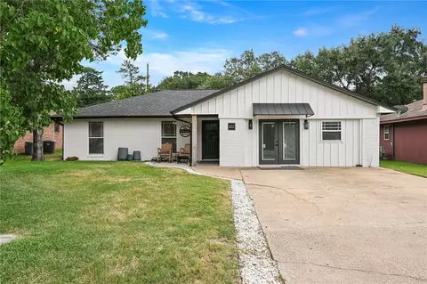 2517 Hardwood Dr, Bryan, TX 77803