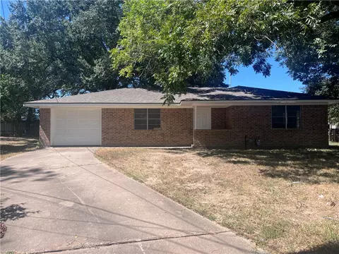 211 Scott Ct, Brenham, TX 77833