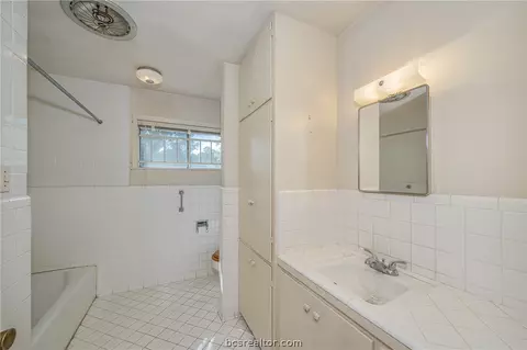 Bath - 303 Borderbrook Dr, Bryan, TX 77801 photo 1 of 1