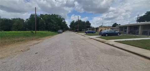 906 810 7th St W, Cameron, TX 76520 photo 9
