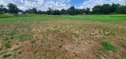 906 810 7th St W, Cameron, TX 76520 photo 3