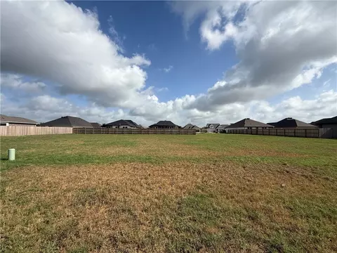 7808 Leadtree Dr, Navasota, TX 77868