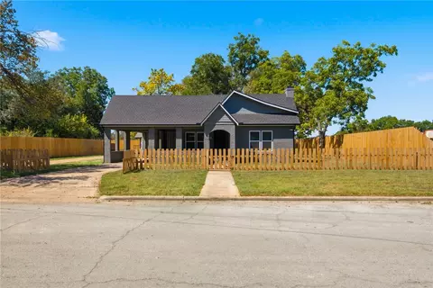 902 Post Oak St, Hearne, TX 77859