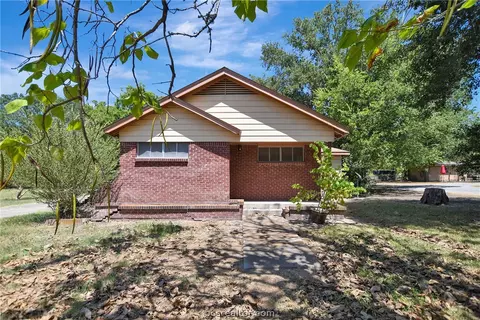 110 112 North Shipp St, Madisonville, TX 77864