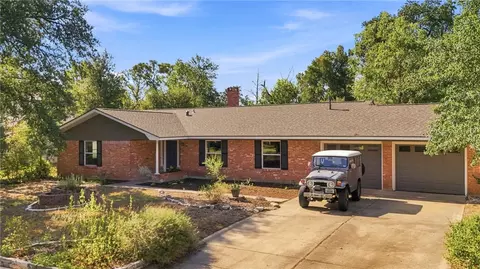 910 Pershing Dr, College Station, TX 77840