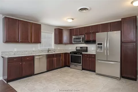 906 Lazy Ln, Bryan, TX 77802