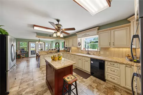 Kitchen - 25948 Nelson Rd, Hempstead, TX 77445 photo 3 of 3