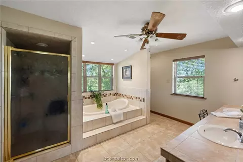 Bath - 25948 Nelson Rd, Hempstead, TX 77445 photo 2 of 5