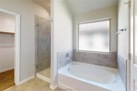 Bath - 2060 Chief St, Bryan, TX 77807 photo 2 of 4