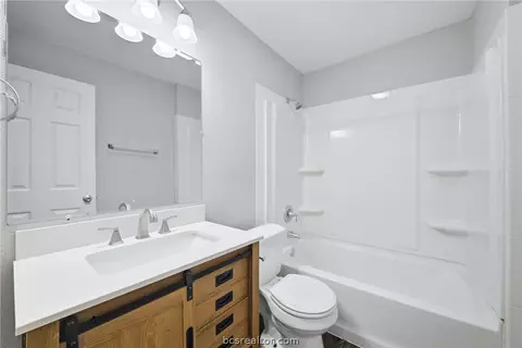 Bath - 814 Mitchell St, Bryan, TX 77802 photo 1 of 2