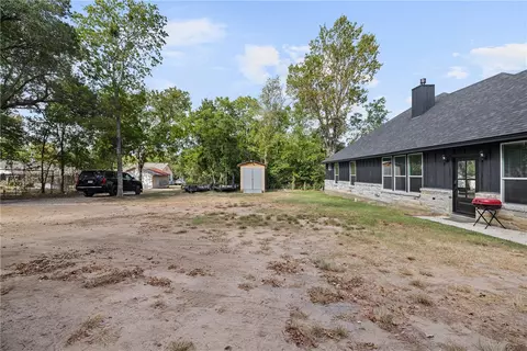 Exterior - 406 E Davis St, Hearne, TX 77859 photo 7 of 8