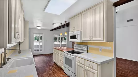 Kitchen - 6088 Hare Ln, Bryan, TX 77808 photo 4 of 5