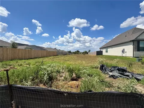 1536 Birdie Ct, Navasota, TX 77868