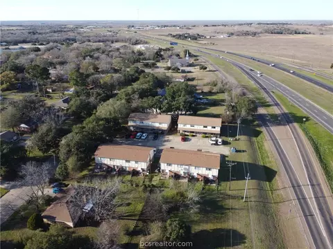 300 Ivy St, Navasota, TX 77868