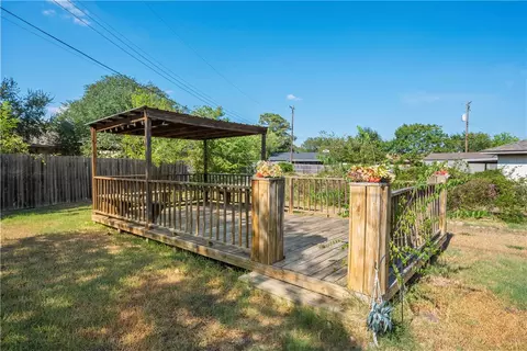 Exterior - 3902 Oak Bluff Cir, Bryan, TX 77802 photo 3 of 4