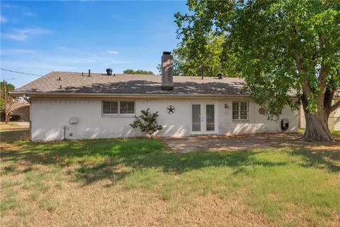 Exterior - 3902 Oak Bluff Cir, Bryan, TX 77802 photo 2 of 4