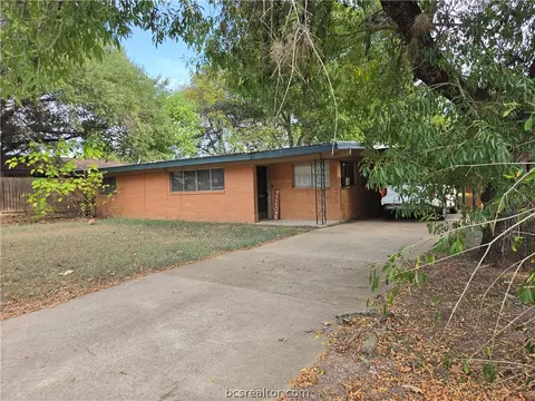 404 E Brown St, Hearne, TX 77859