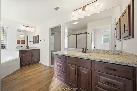 Bath - 4816 Knight Dr, Bryan, TX 77802 photo 4 of 6