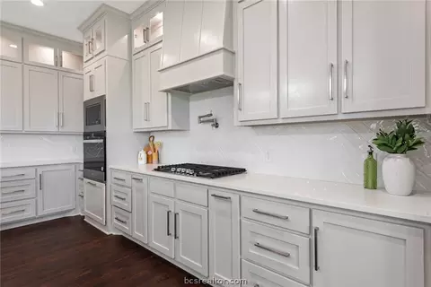 Kitchen - 7844 Mathis Creek Dr, Bryan, TX 77808 photo 6 of 6