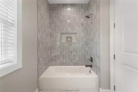 Bath - 7844 Mathis Creek Dr, Bryan, TX 77808 photo 9 of 11