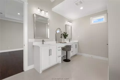 Bath - 7844 Mathis Creek Dr, Bryan, TX 77808 photo 5 of 11