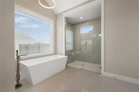 Bath - 7844 Mathis Creek Dr, Bryan, TX 77808 photo 4 of 11
