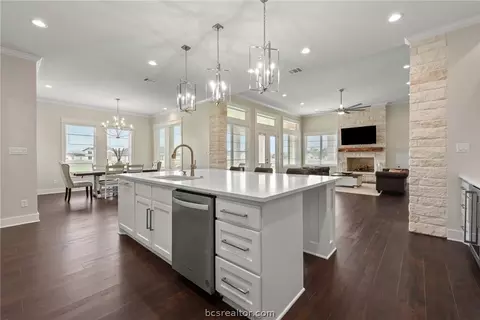 Kitchen - 7844 Mathis Creek Dr, Bryan, TX 77808 photo 5 of 6