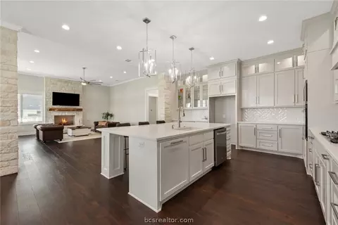 Kitchen - 7844 Mathis Creek Dr, Bryan, TX 77808 photo 4 of 6