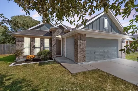 706 Heritage Dr, Navasota, TX 77868