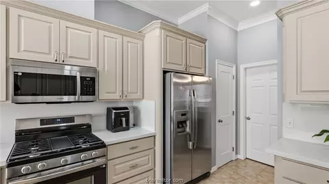 Kitchen - 2312 E Mercers Lndg, Bryan, TX 77808 photo 4 of 7