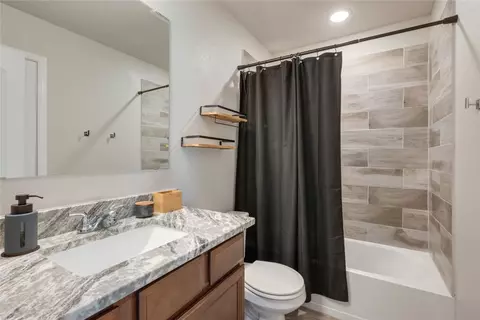 Bath - 1426 Kingsgate Dr, Bryan, TX 77807 photo 2 of 2