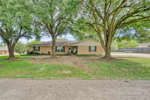 206 Heath Ave, Madisonville, TX 77864