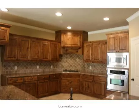 1912 Debbie, Bryan, TX 77802 photo 3