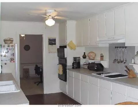 3702 Stillmeadow Dr, Bryan, TX 77802 photo 2
