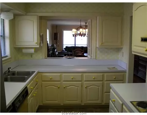 2908 Braeburn St, Bryan, TX 77802 photo 2