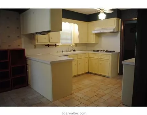 3010 Camelot, Bryan, TX 77802 photo 5